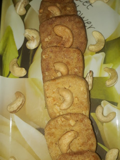 A picture of Cashew nut cookies.