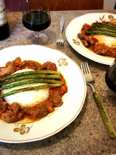 Una foto de Mollejas en salsa al Oporto con arroz y espárragos trigueros