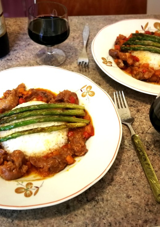 Una foto de Mollejas en salsa al Oporto con arroz y espárragos trigueros