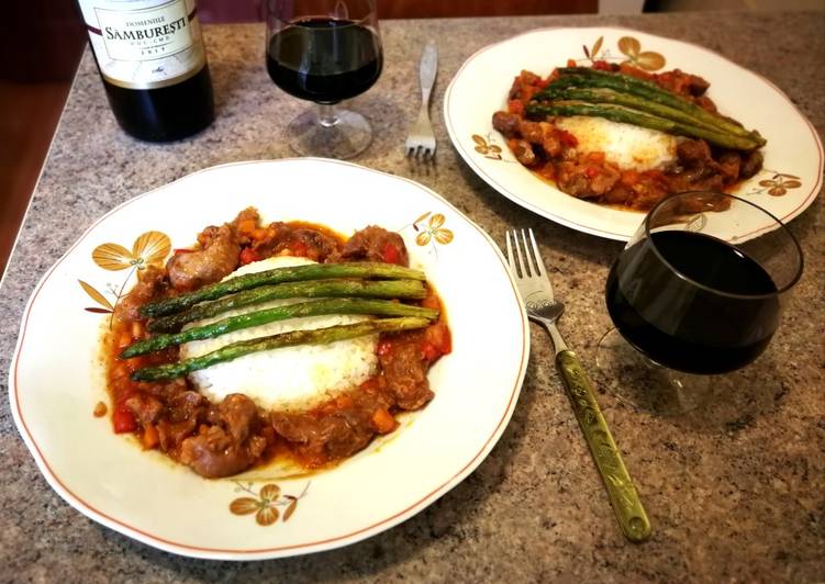 Mollejas en salsa al Oporto con arroz y espárragos trigueros