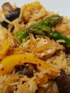 Una foto de Arroz salteado con pollo y verduras sin gluten