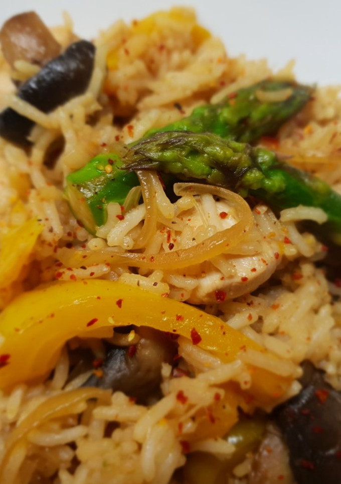 Una foto de Arroz salteado con pollo y verduras sin gluten