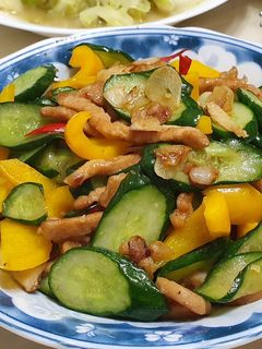 小黃瓜甜椒炒肉絲 的食譜成品照片