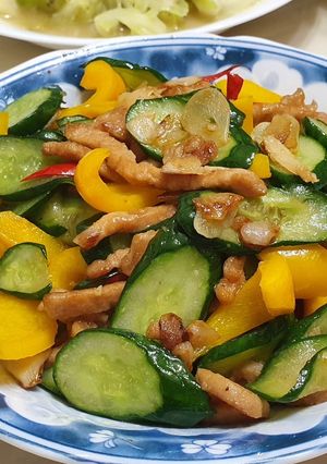 小黃瓜甜椒炒肉絲 的食譜成品照片