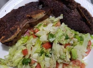 Una foto de Ensalada con costillas de res a la plancha