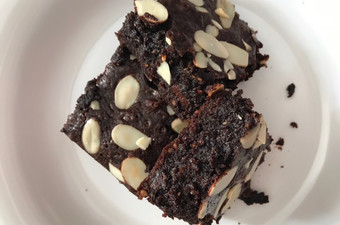 Resep Brownies Lumer with Almond Wajib Dicoba