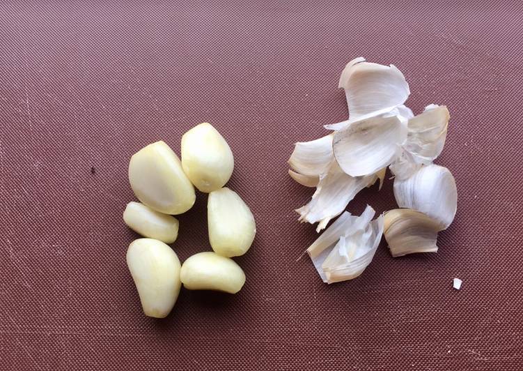 Recipe of Homemade Trick: How to peel a garlic (so your hands don’t smell of it)