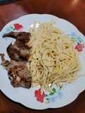 Espagueti con huevo y bistec