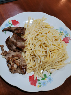 Una foto de Espagueti con huevo y bistec