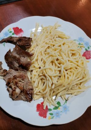 Una foto de Espagueti con huevo y bistec