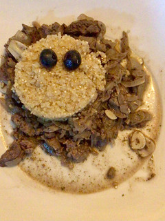 Una foto de Quinoa con vísceras (hígados y corazones de pollo)