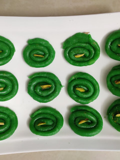 பாதாம் பிஸ்தா சுருள் (Badam pistha surul recipe in tamil) செய்முறை முக்கிய புகைப்படம்