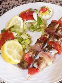 Foto principal de Brochetas de sardina con ensalada