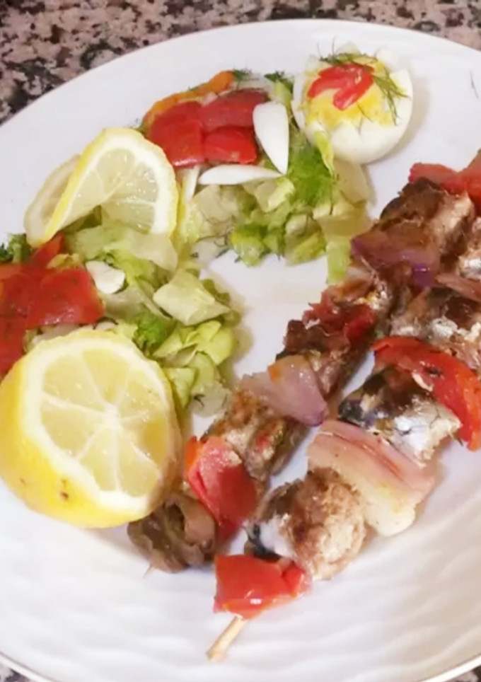 Una foto de Brochetas de sardina con ensalada