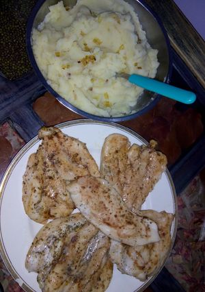 Una foto de Pollo con barbacoa y puré con cebolla