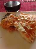 Asado a la parrilla de salmón rosado con salsa de queso