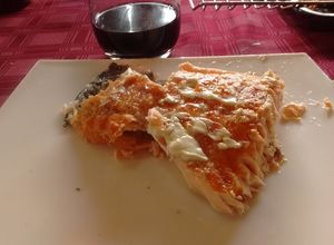Una foto de Asado a la parrilla de salmón rosado con salsa de queso