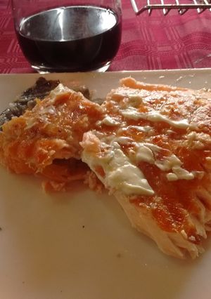Una foto de Asado a la parrilla de salmón rosado con salsa de queso