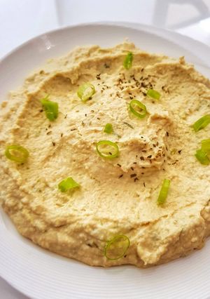 A picture of Scallion hummus.