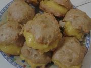 Una foto de profiteroles de masa bomba dulce