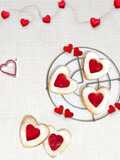 Biscotti di San Valentino senza burro con confettura di fragole