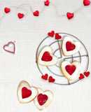 Biscotti di San Valentino senza burro con confettura di fragole