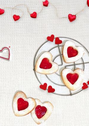 Foto di Biscotti di San Valentino senza burro con confettura di fragole