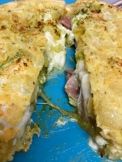 Una foto de Tortilla de pesto & burrata 🤩
