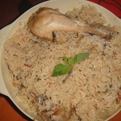A picture of Mughalai chicken biryani.