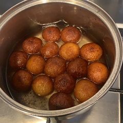 A picture of Gulab jambus.