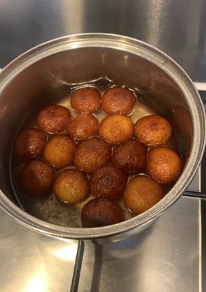 A picture of Gulab jambus.