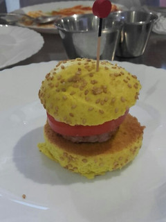 Una foto de Pan de hamburguesa al curry y cúrcuma.🍔