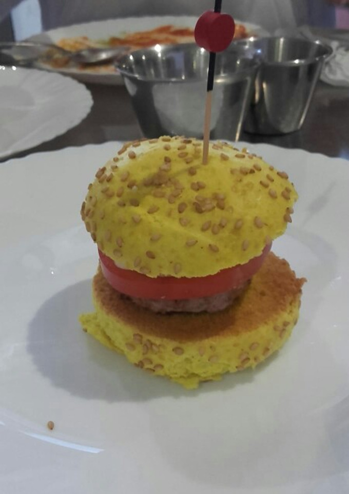 Una foto de Pan de hamburguesa al curry y cúrcuma.🍔