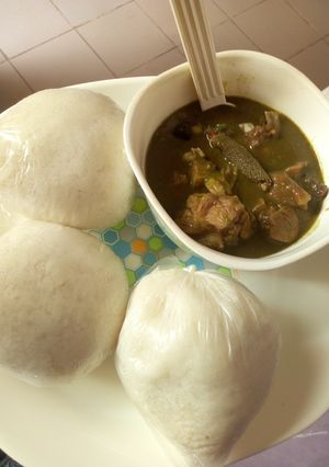 A picture of Tuwon shinkafa with miyan kuka.