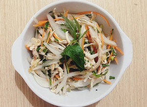 Hình của món Nộm gà xé phay.