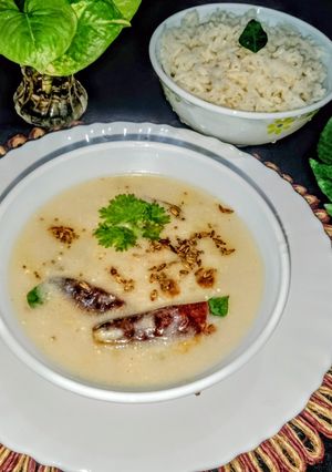 खट्टी मीठी गुजराती कढ़ी रेसिपी मुख्य फोटो