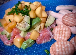 Foto principal de Tartar de salmón con mango fácil y cómodo