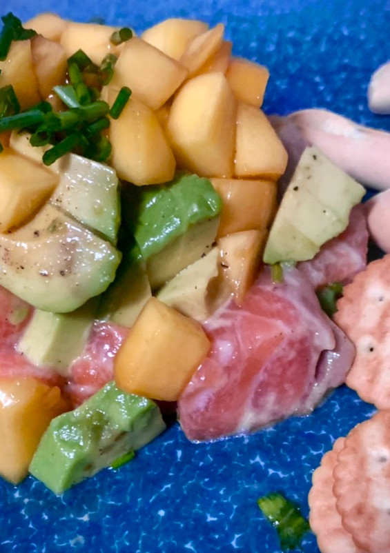 Una foto de Tartar de salmón con mango fácil y cómodo