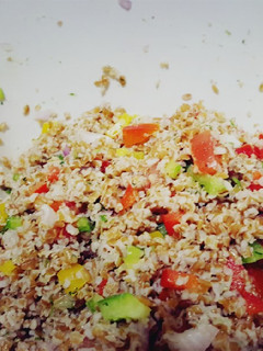Una foto de Locrio de trigo con vegetales