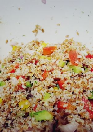 Una foto de Locrio de trigo con vegetales