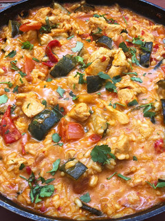 Una foto de Arroz con pollo y curry amarillo