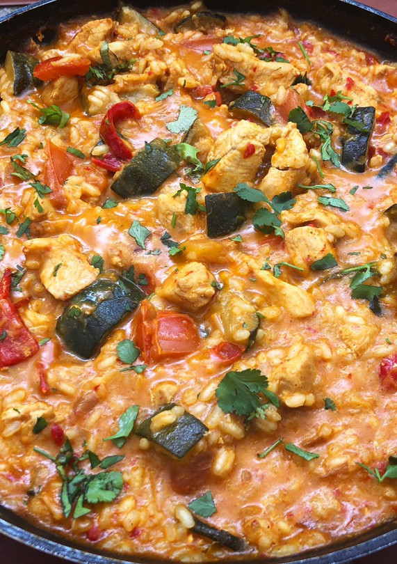Una foto de Arroz con pollo y curry amarillo