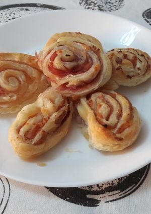 O poză a rețetei Foietaj cu șuncă și mozzarella.