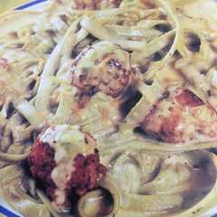Una foto de Fettuccini verde con bolitas