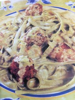 Una foto de Fettuccini verde con bolitas