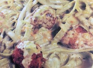 Una foto de Fettuccini verde con bolitas
