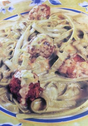 Una foto de Fettuccini verde con bolitas
