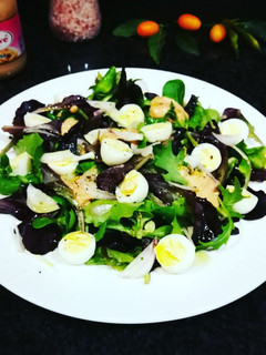 Una foto de Ensalada capriccio con huevos de codorniz