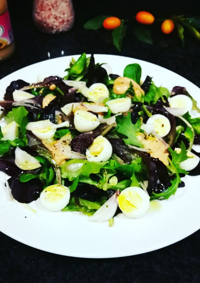 Una foto de Ensalada capriccio con huevos de codorniz