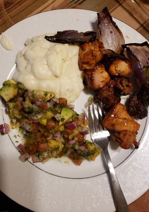 Una foto de Pico de gallo de piña con aguacate pinchos de pollo y puré de papa